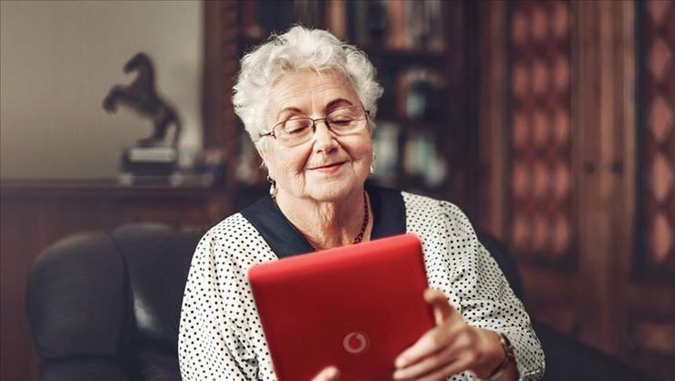 Vodafone'dan yaşlılara 400 tablet ve hat bağışladı