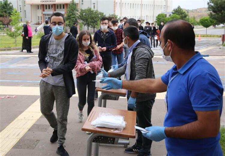 Salgın sürecindeki ilk sınav böyle başladı - Resim: 1
