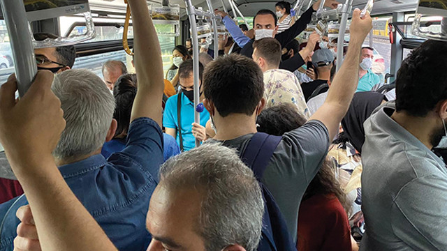 Metrobüs duraklarında korkutan yoğunluk