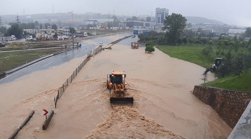 D-100 sular altında! Yol çift yönlü trafiğe kapandı