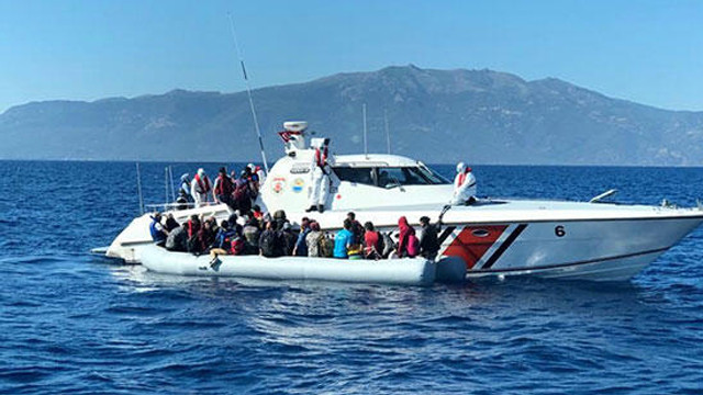Yunanistan'ın ölüme terk ettiği 50 göçmen kurtarıldı