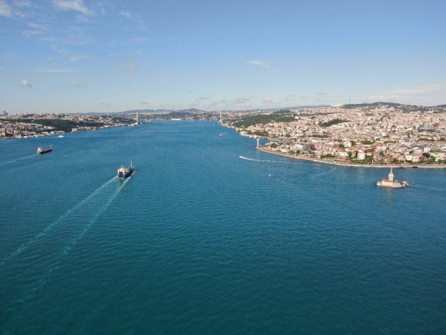 İstanbul Boğazı maske ve eldiven atıklarıyla doldu