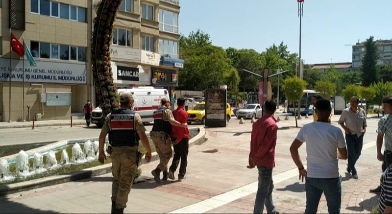 Saldırganı olay yerinden geçen jandarma yakaladı