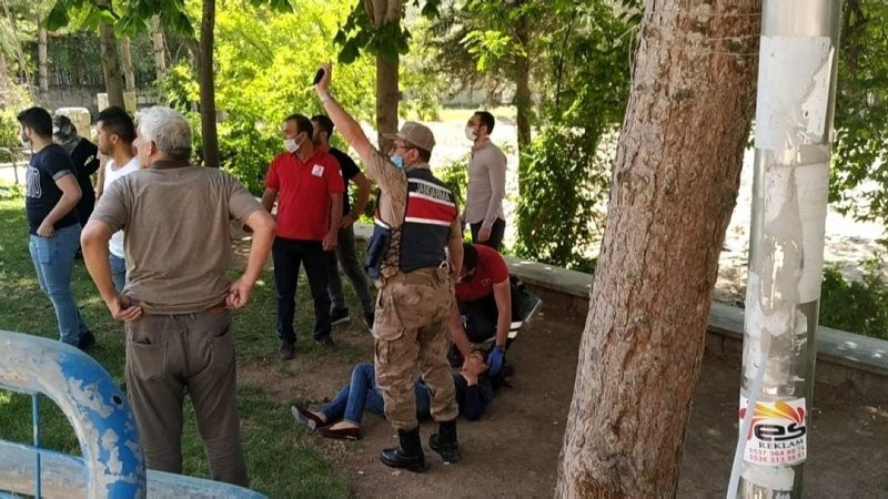 Saldırganı olay yerinden geçen jandarma yakaladı