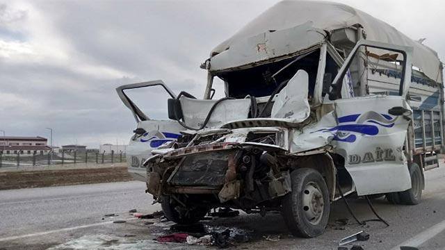TIR'a arkadan çarpan kamyonet sürücüsü öldü