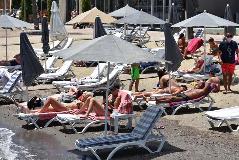 Plajlarda korkutan görüntüler! Sosyal mesafe hiçe sayıldı