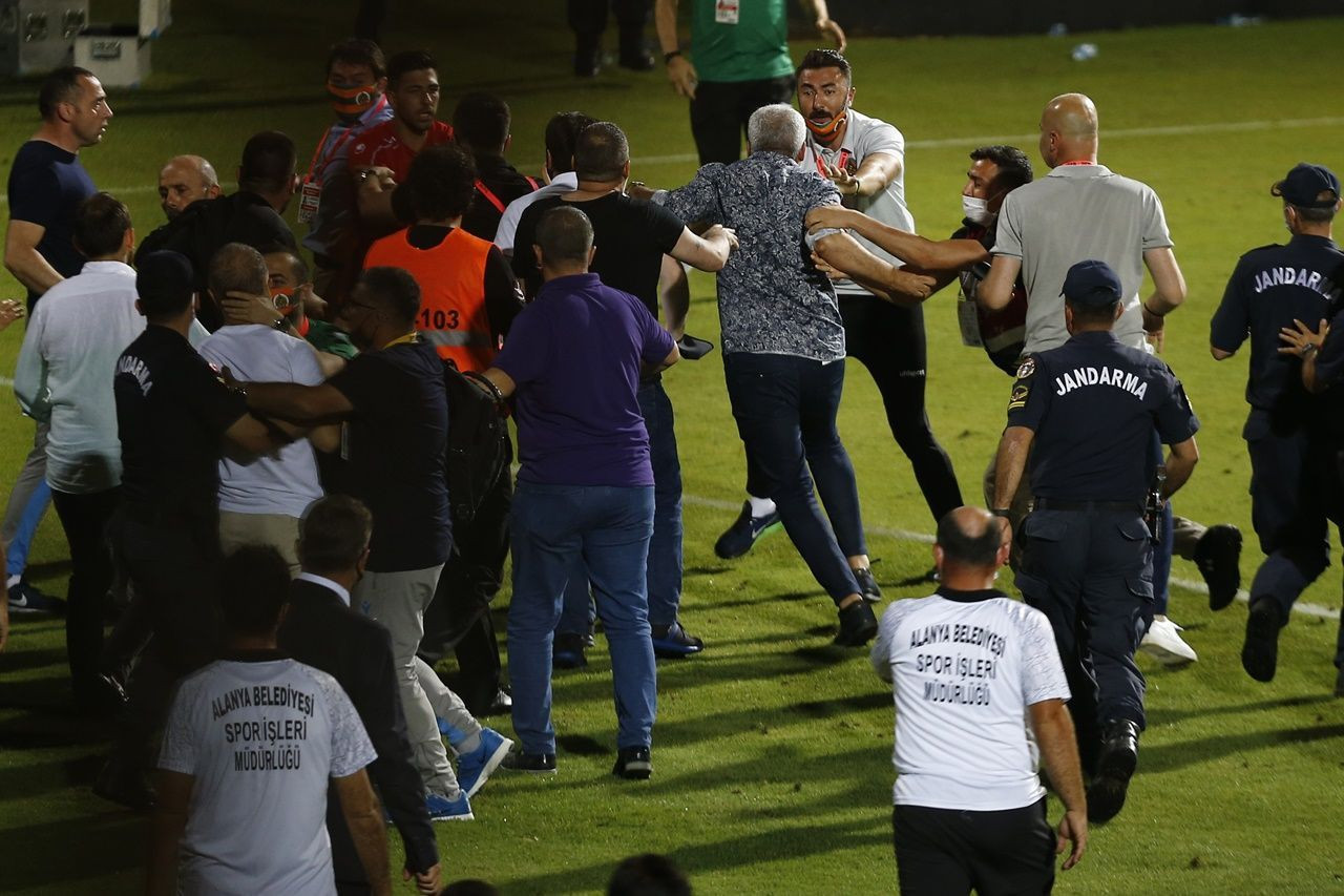 Ahmet Ağaoğlu sahaya indi!