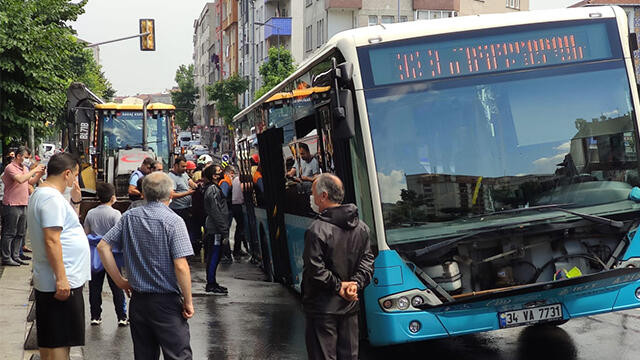 İstanbul'da yol çöktü! Otobüsün lastiği çukura düştü