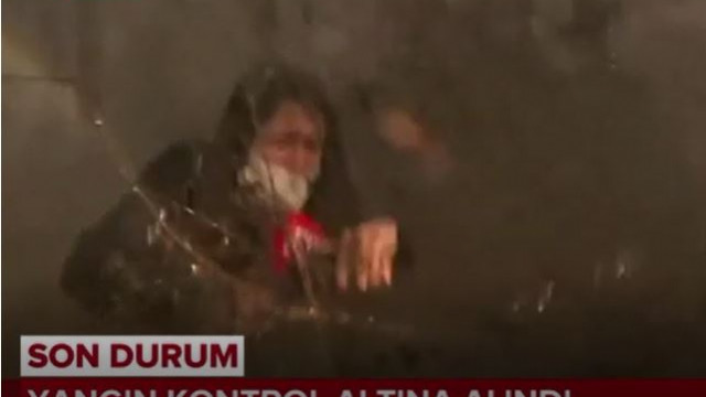 TRT muhabirinin zor anları! Yangın helikopteri suyu üstüne bıraktı