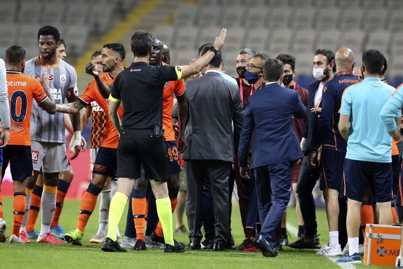 Başakşehir - Galatasaray maçının ardından gerginlik! İşte o anlar