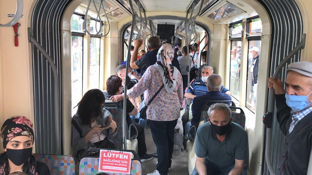 Vatandaşlar sosyal mesafe kuralına uymayınca, kızıp hareket etmedi