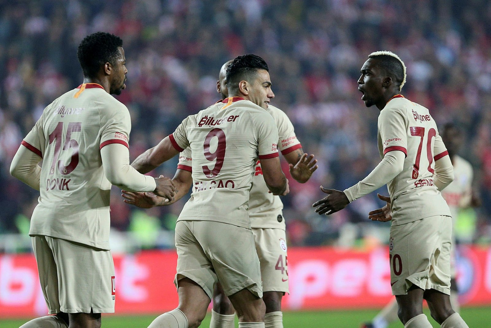 Galatasaray'a 21'lik golcü Kortrijk'ten Terem Moffi...