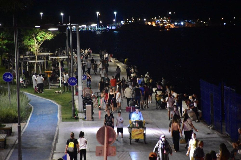 İzmir'in iki yakasında da sahiller doldu, tedbirler unutuldu