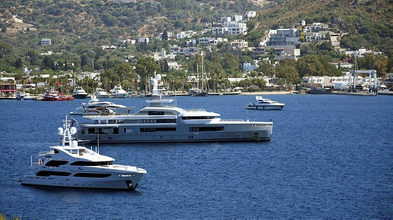 Mega yatlar Bodrum'a demir attı