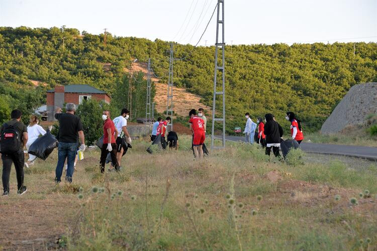 Piknikçilerin pisliğini onlar temizledi