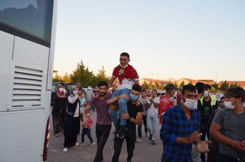 Yine asker uğurlaması, yine sosyal mesafe hiçe sayıldı