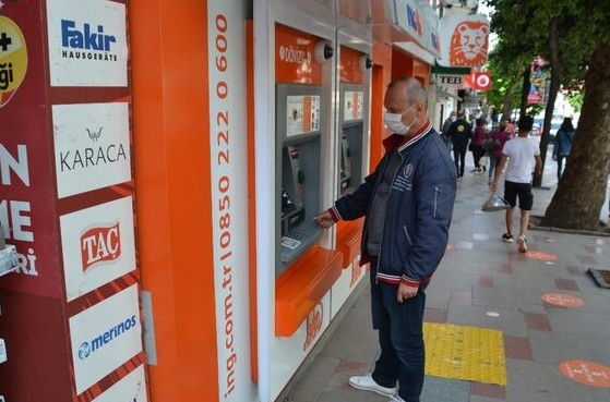 Yaşasın! İnsanlık ölmemiş, ATM'de bulduğu parayı bakın ne yaptı