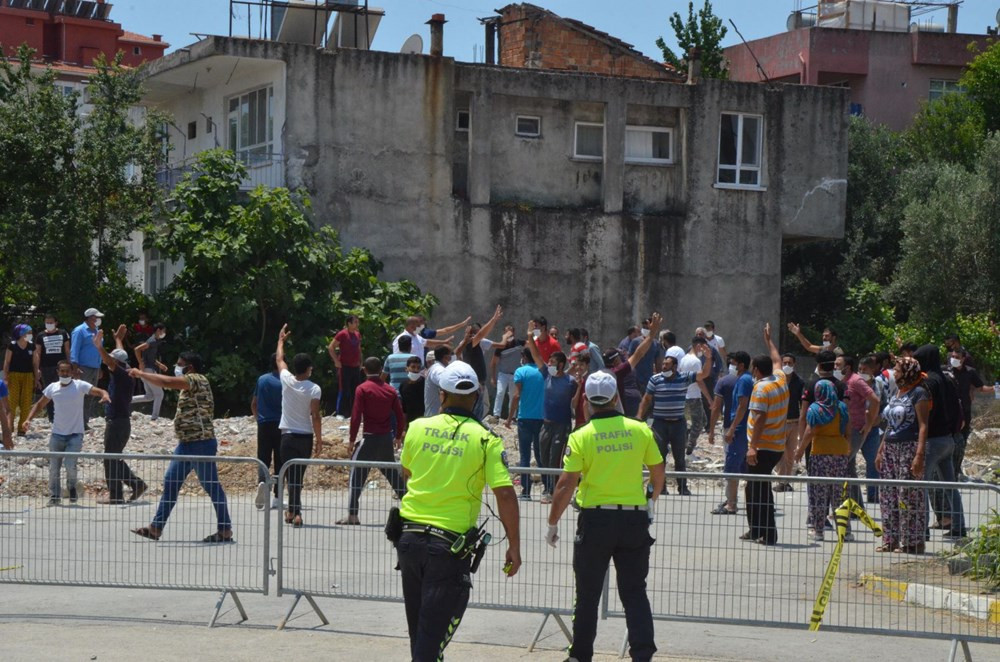 Karantinanın uzatıldığı mahallede gerilim tırmanıyor! Polise taş attılar