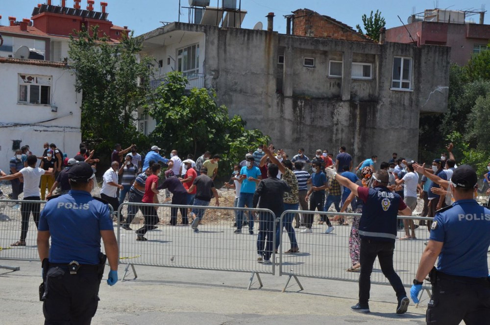 Karantinanın uzatıldığı mahallede gerilim tırmanıyor! Polise taş attılar