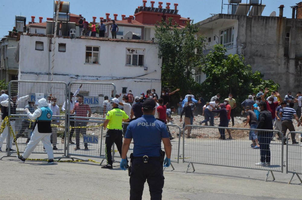Karantinanın uzatıldığı mahallede gerilim tırmanıyor! Polise taş attılar