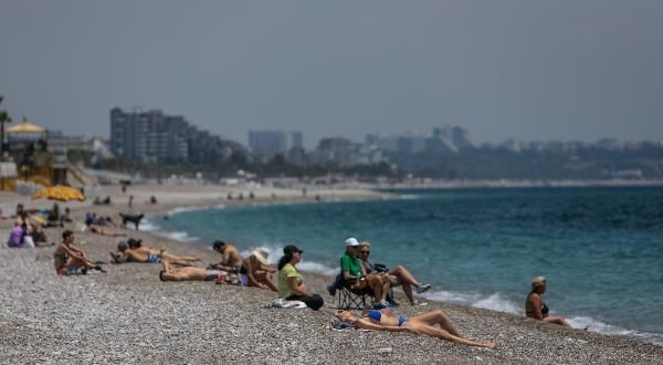 Antalya'nın ünlü sahiline tatilci akını! - Resim: 4