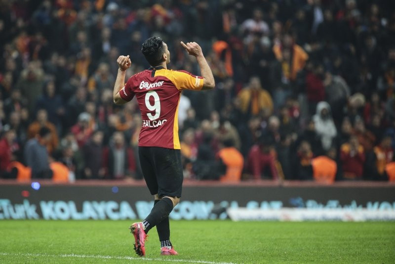 Yakın arkadaşı duyurdu! Falcao Galatasaray'dan ayrılacak mı?