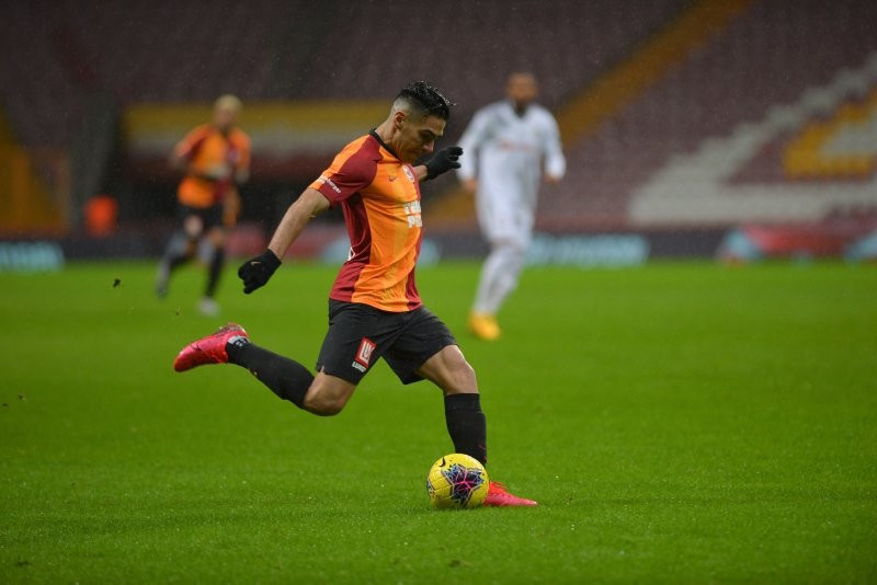 Yakın arkadaşı duyurdu! Falcao Galatasaray'dan ayrılacak mı?