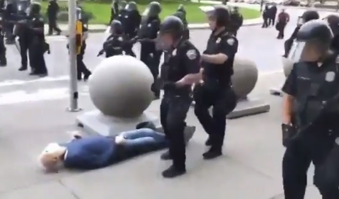 ABD'de polisin yaşlı adama şiddeti kamerada!