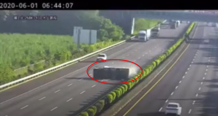 Tesla otomobilin yaptığı kaza olay oldu!