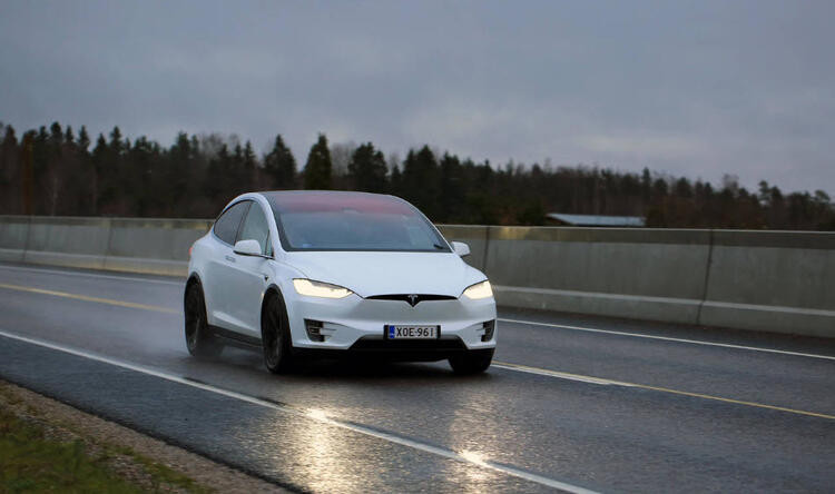 Tesla otomobilin yaptığı kaza olay oldu!