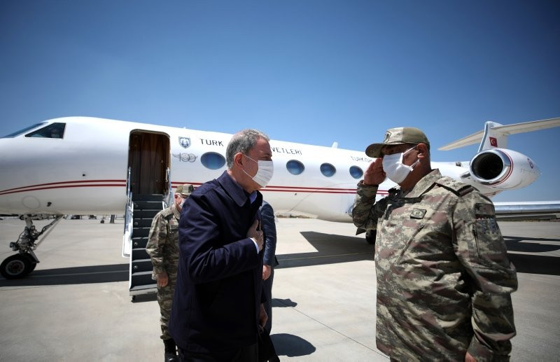 Bakan Akar ve komuta kademesi Suriye sınırında
