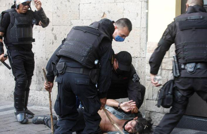 Meksika'da halk polis şiddeti yüzünden sokaklara indi