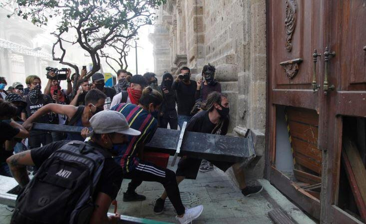 Meksika'da halk polis şiddeti yüzünden sokaklara indi