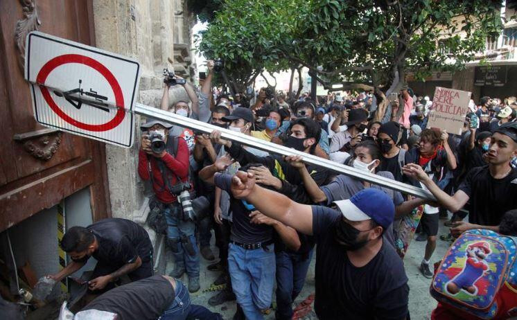 Meksika'da halk polis şiddeti yüzünden sokaklara indi