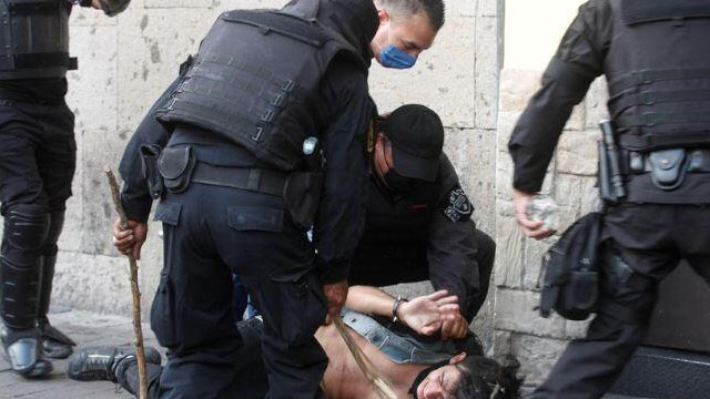Meksika'da halk polis şiddeti yüzünden sokaklara indi