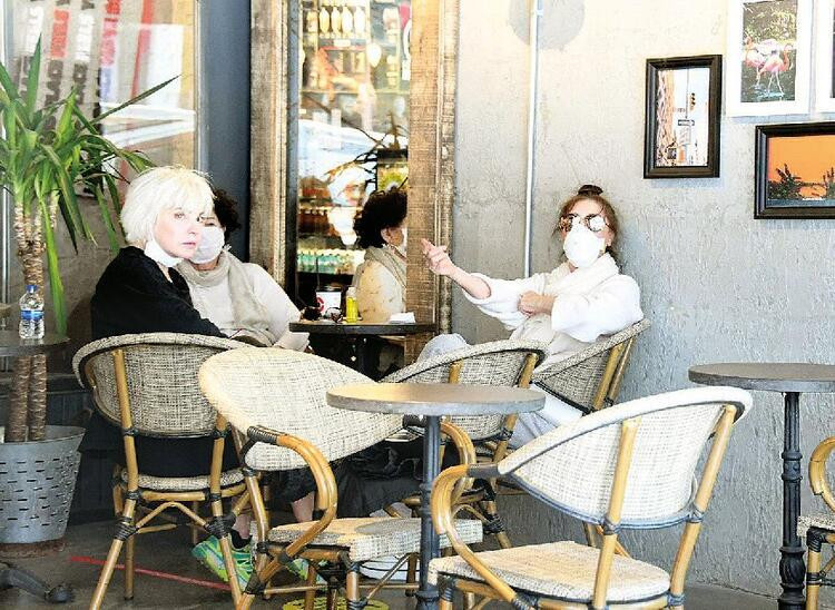 75 yaşındaki Nebahat Çehre, özel izinle sokağa çıktı