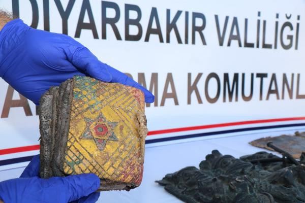 İbranice yazılmış kitap ele geçirildi