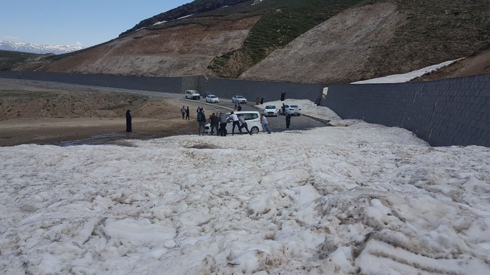 Haziran ayında büyük sürpriz! Onlarca araç karda mahsur kaldı