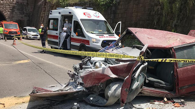Otomobil 20 metre yükseklikteki yoldan uçtu: 1 ölü 1 yaralı
