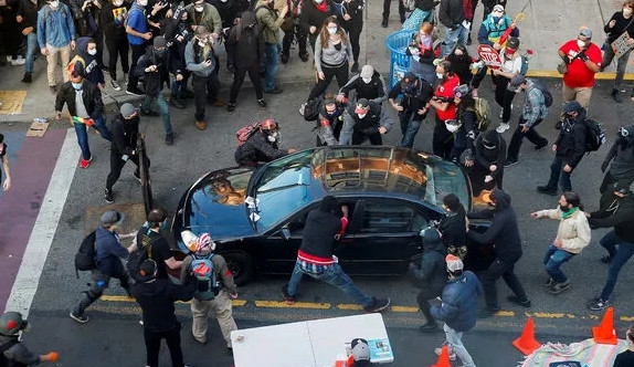 Protestocularının arasına arabayla dalıp ateş açtı