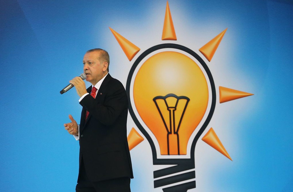 Oy oranı yüzde 30'lara düşen AK Parti'den ''anket'' itirazı