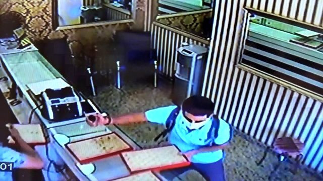 Biber gazıyla kuyumcu soygunu! O anlar kamerada