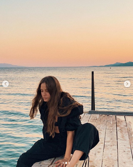 Cem Yılmaz ile birlikteliği devam eden Serenay yüzüğü taktı!