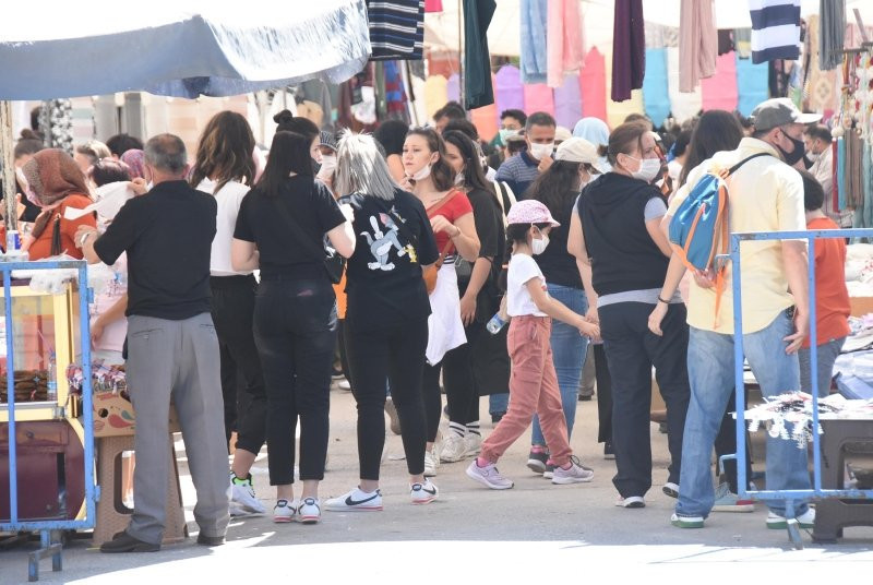Halk pazarında sosyal mesafe unutuldu