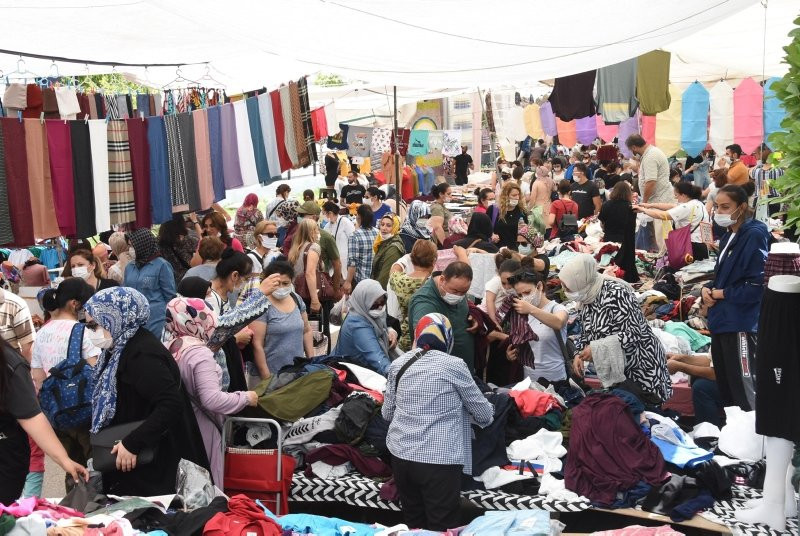Halk pazarında sosyal mesafe unutuldu