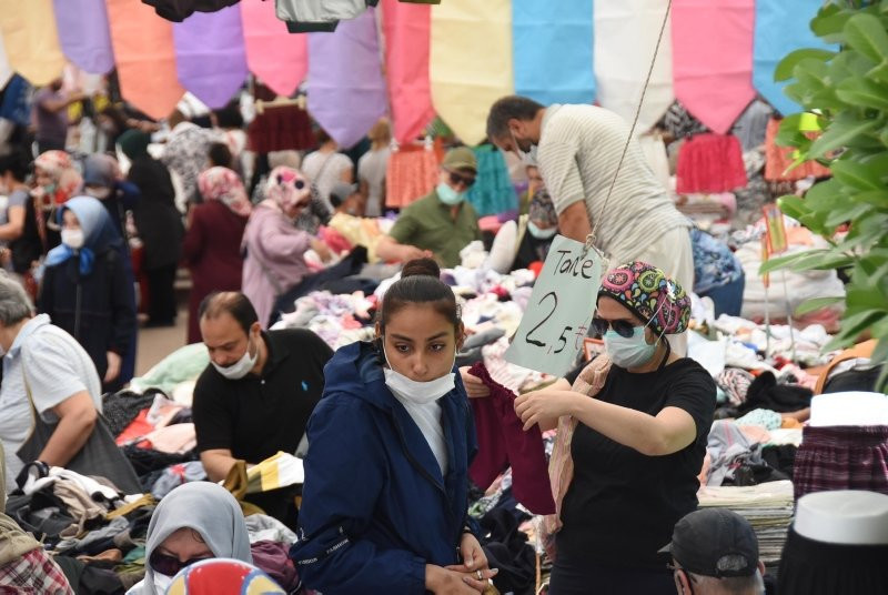 Halk pazarında sosyal mesafe unutuldu