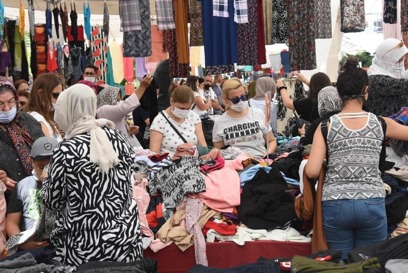 Halk pazarında sosyal mesafe unutuldu