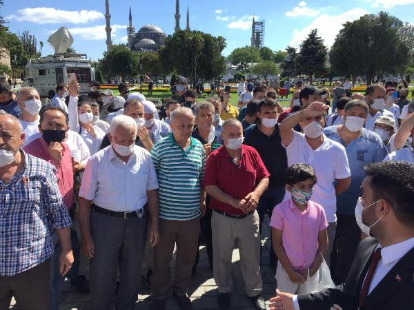 Ayasofya önünde toplanmalar başladı