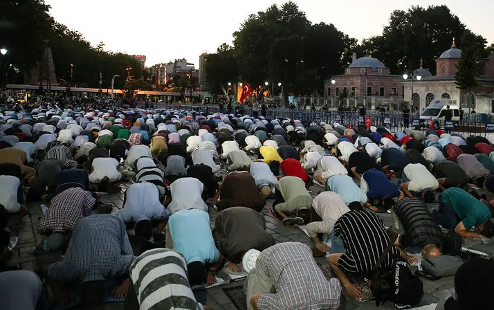 Ayasofya'nın önünde akşam namazı
