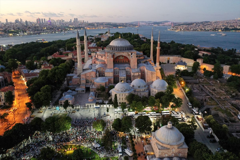 Ayasofya'nın önünde akşam namazı